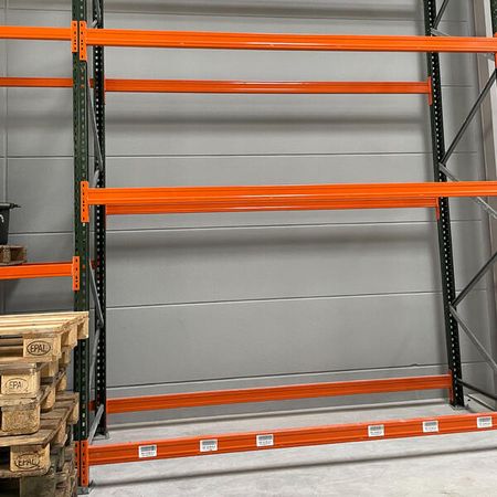 Schwerlastregale im Aufbau.