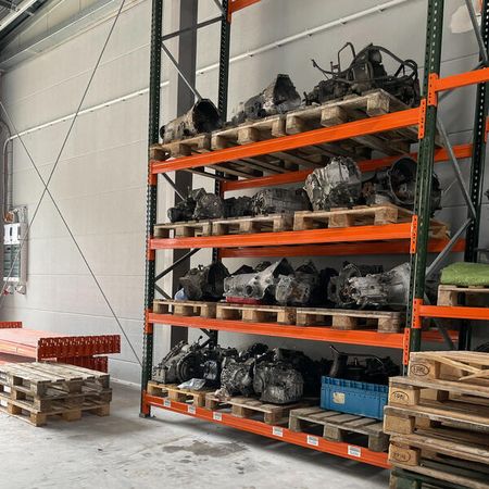 Schwerlastregale im Aufbau.