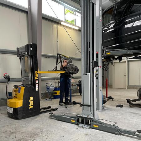 Unser neuer Anbau. Beim Einbau eines Getriebes.