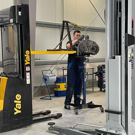 Unser neuer Anbau. Beim Einbau eines Getriebes.